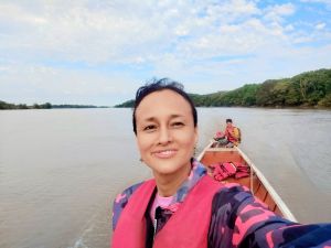 rio guaviare turismo mujer en bote
