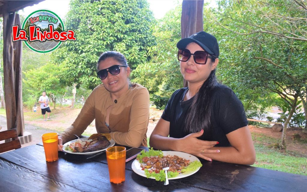 mujeres almorzando en el restaurante ecoparque la lindosa