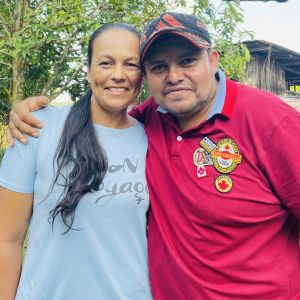 Familia de la finca chontaduro sonriente en su hogar, mostrando su transición del cultivo de coca al turismo sostenible