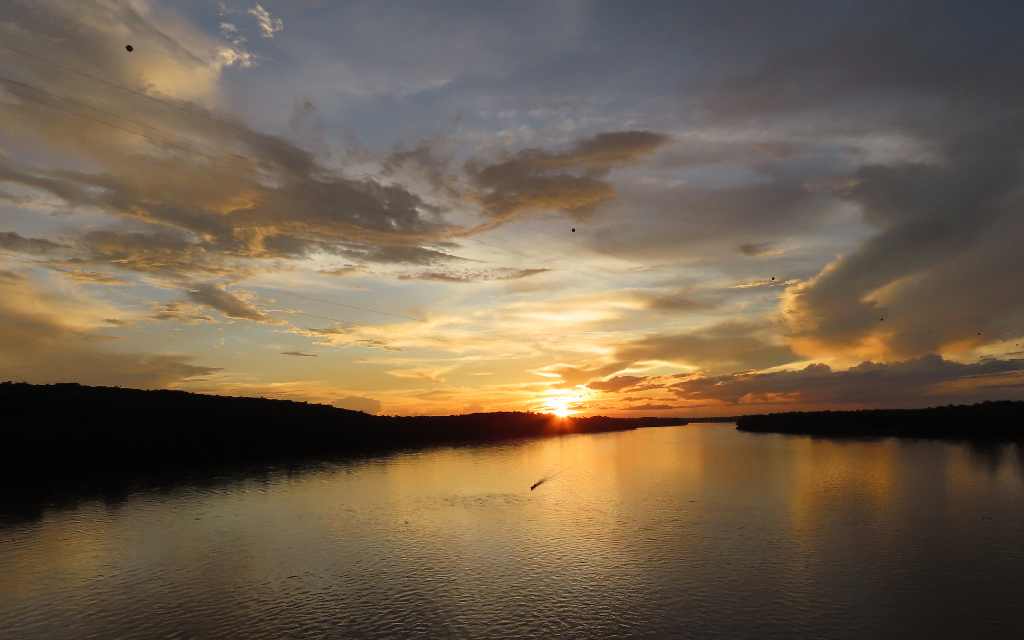 rio guaviare hermoso en un atardecer