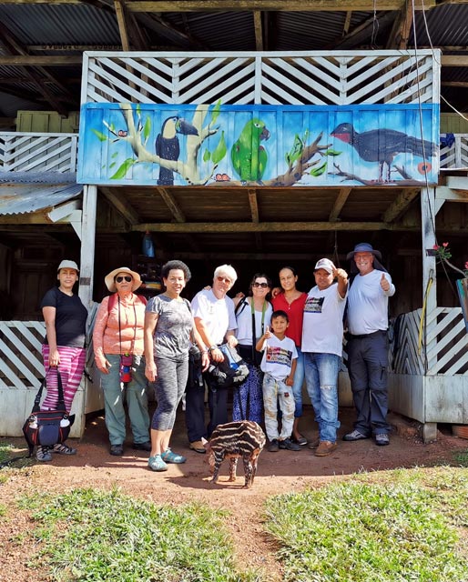 turistas en la entrada de la finca chontadura en el guaviare
