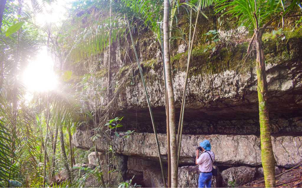 pared de piedra de grandes dimensiones en ciudad de piedra