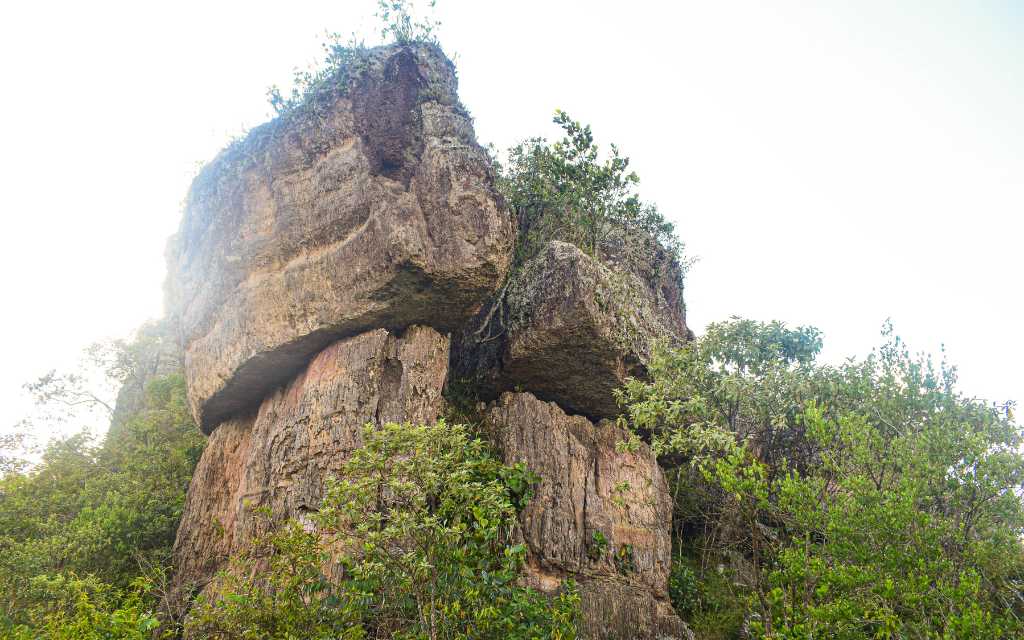 rocas en equilibrio inmensas de ciudad e piedra guaviare