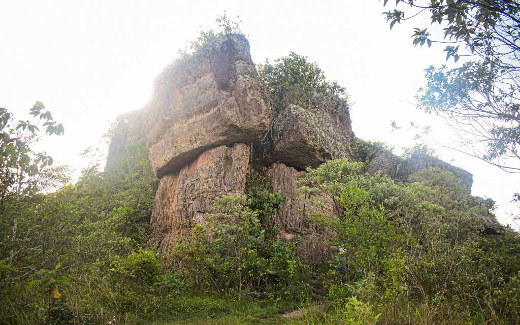 inmensa roca en ciudad de piedra atractivo del guaviare