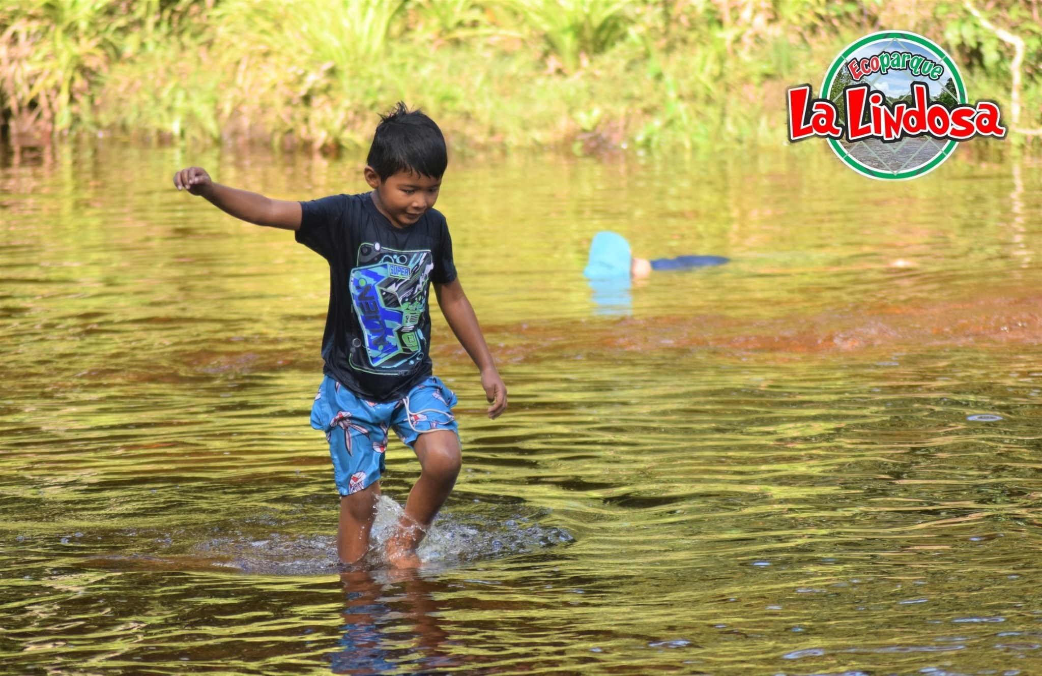 niño mojado en el rio de ecoparque la lindosa guaviare