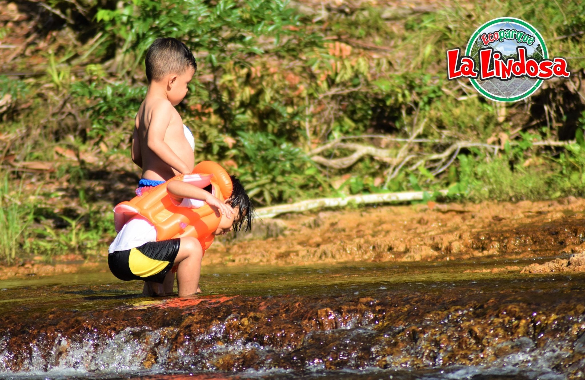 niños en el rio en balneario la lindosa guaviare