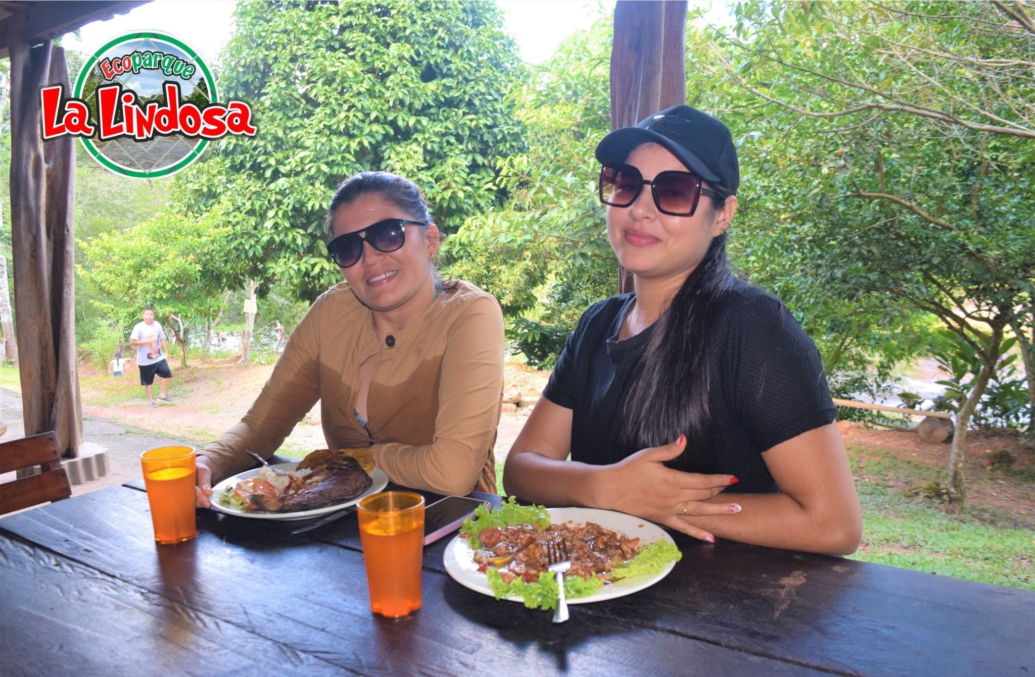 familia almorzando en el restaurante la lindosa guaviare