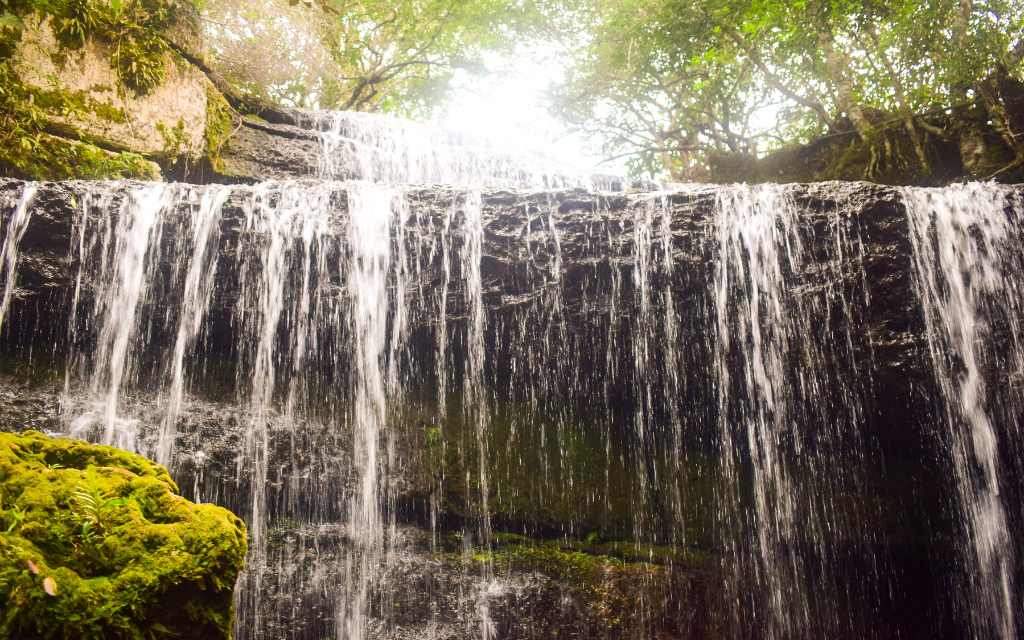 los chorros primer plano de las aguas que caen como un lienzo, turismo guaviare