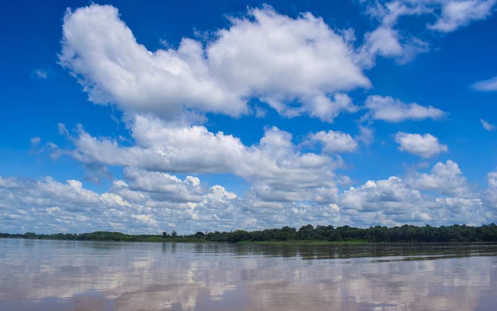 juego de nubes reflejándose en el agua, mirador narigua un recorrido visual para citadinos