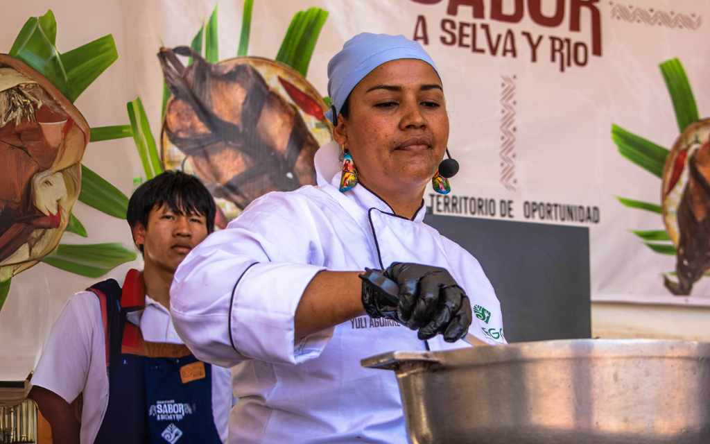 mujer cocinera de la morada de yawis gastronomia del guaviare