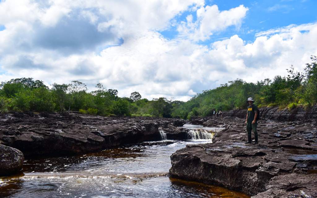 persona parada en el escudo guayanes de san jose del guaviare ecocheyenne