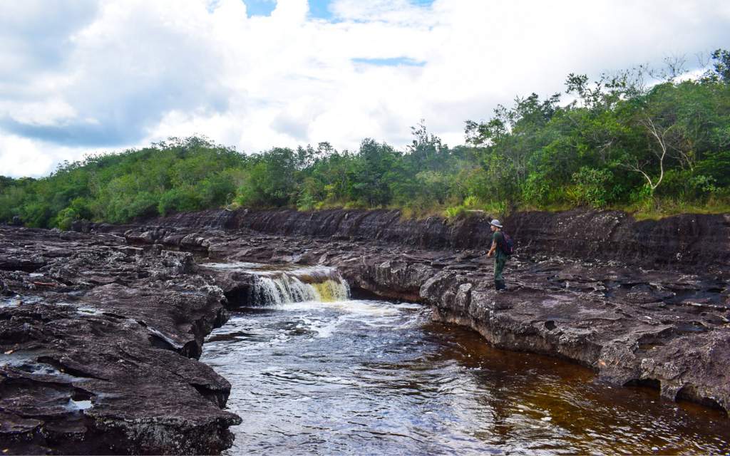 pozos naturales en san jose del guaviare, las aguas de este pozo se ven tranquilas