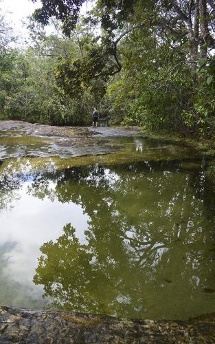 jacuzzy natural en tuneles naturales sitio turistico de san jose del guaviare