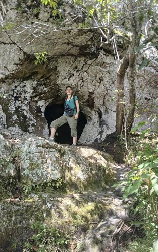 mujer turista a punto de entrar en uno de los tuneles naturales en san jose del guaviare turismo