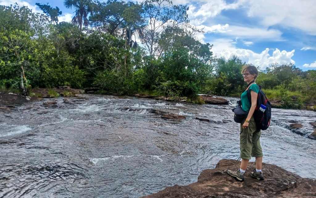 mujer mirando las aguas de caño lajas en tuneles naturales con aptitud feliz y libre