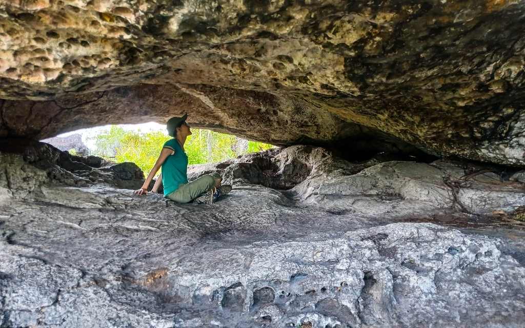 mujer observando las piedras dentro de un tunel en tuneles naturales