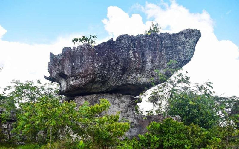 arca formada por dos rocas en equilibrio en tuneles naturales, guaviare