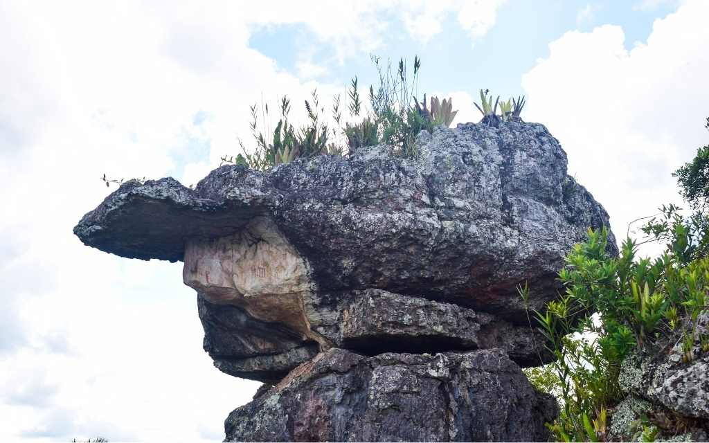 piedras con formas humanas en tuneles naturales san jose del guaviare