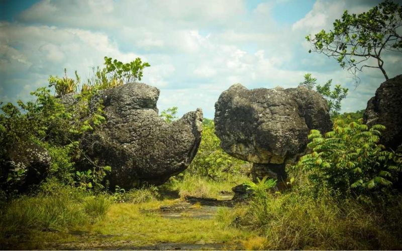 zoologico de rocas en san jose del guaviare, tuneles naturales