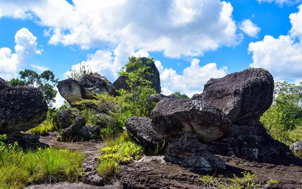 varias rocas distribuidas en el escenario en tuneles naturales guaviare