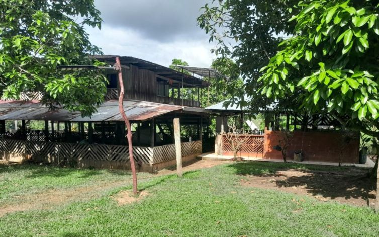finca chontaduro de una construccion de estilo rustico rodeada de un entorno natural en el guaviare
