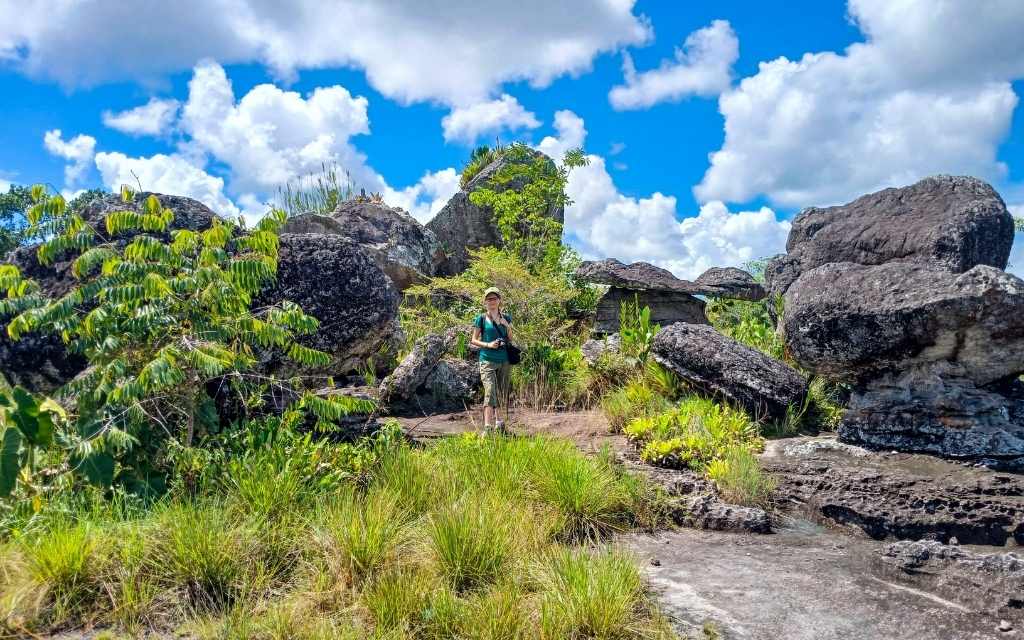 mujer entre las rocas en tuneles naturales, san jose del guaviare