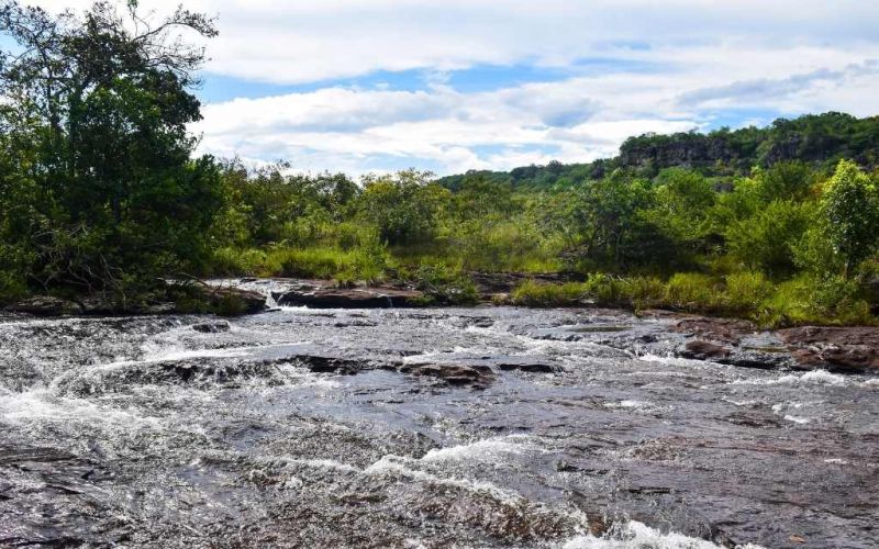 caño lajas agua fluyendo sobre roca lisa en los tuneles naturales de san jose del guaviare