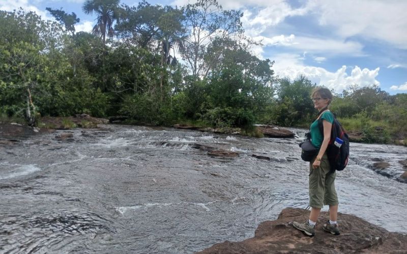 en los tuneles naturales una mujer observa feliz caño lajas en san jose del guaviare