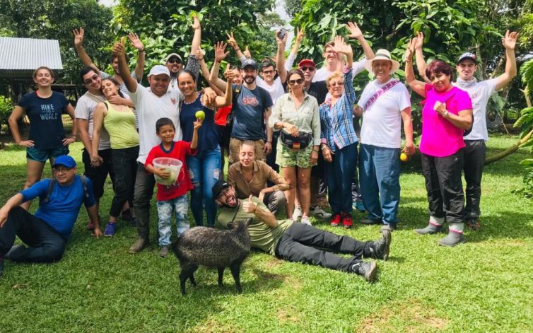 turistas en la finca chontaduro aprendiendo sobre el cultivo de coca y el proceso de cambio de sus habitantes