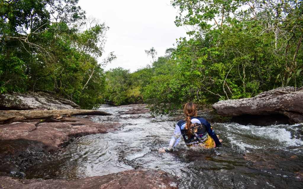 en los tuneles naturales una mujer disfruta las aguas de caño lajas en un paisaje bien bonito