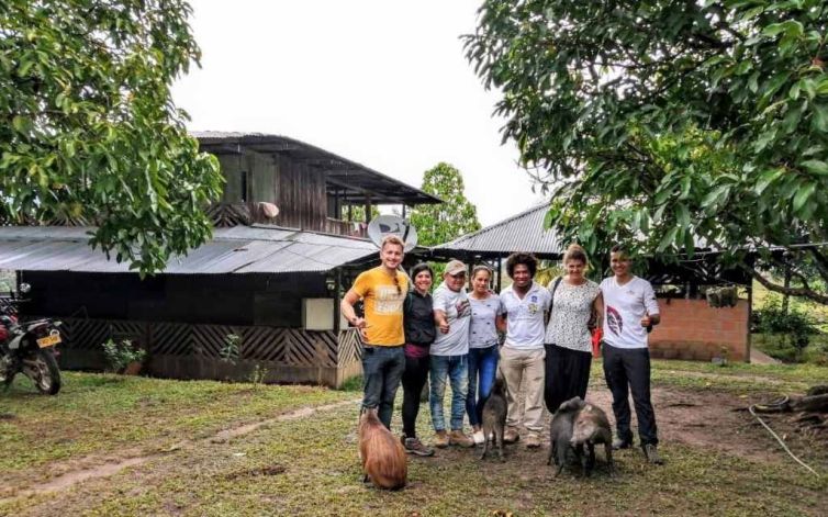 finca chontaduro en el guaviare, turistas disfrutando de una experiencia cultural con la familia, aprendiendo sobre su nuevo estilo de vida.