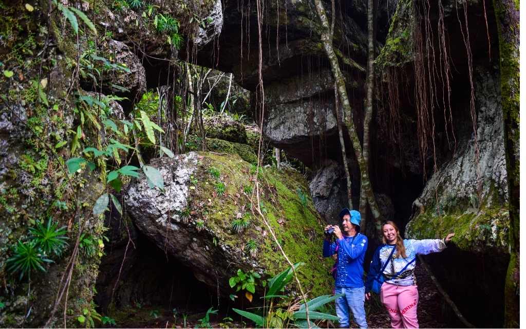 personas tomando fotos en tuneles naturales san jose del guaviare