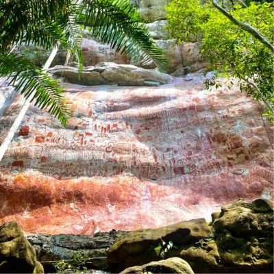 pared llena de pictogramas en cerro azul sitios turísticos en san jose del guaviare p