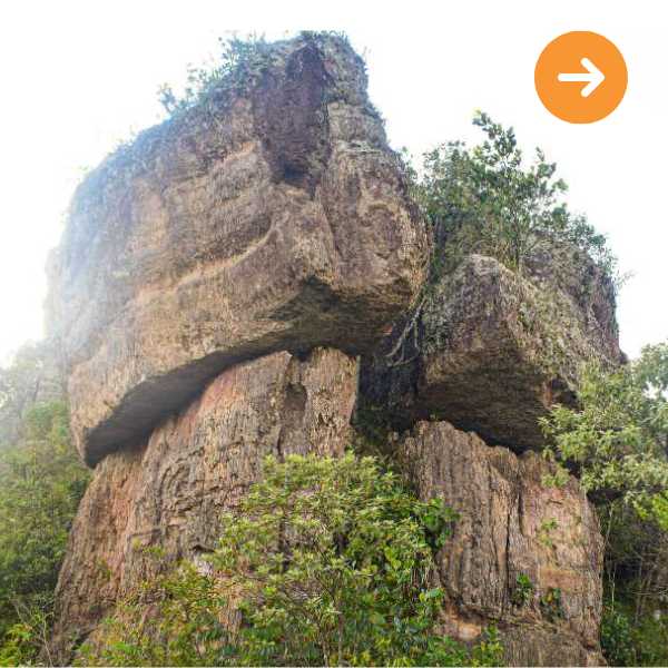 foto de una piedra inmensa de ciudad de piedra sitio turistico del guaviare