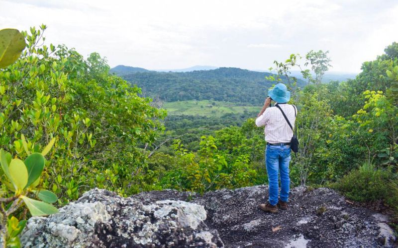 hombre admirando el paisaje en san jose del guaviare
