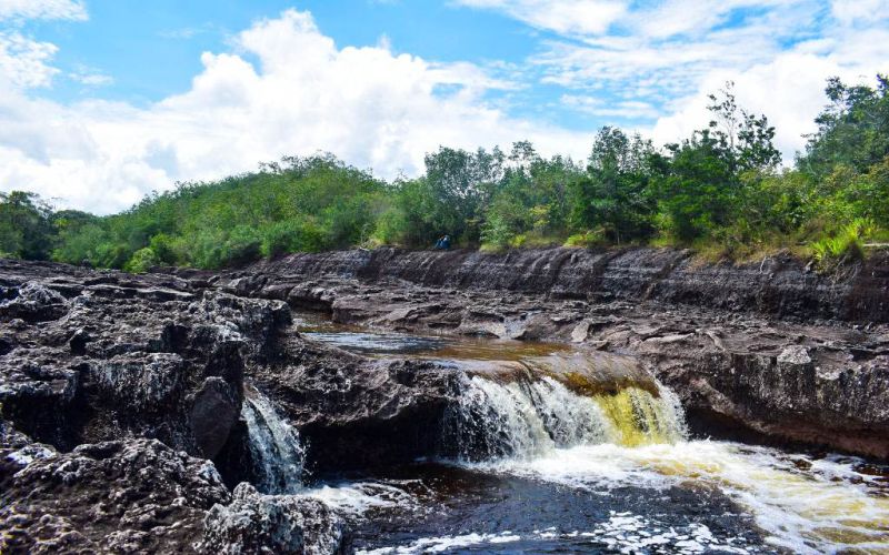 caida de agua rodeada por el escudo guayanes en el guaviare pozos naturales