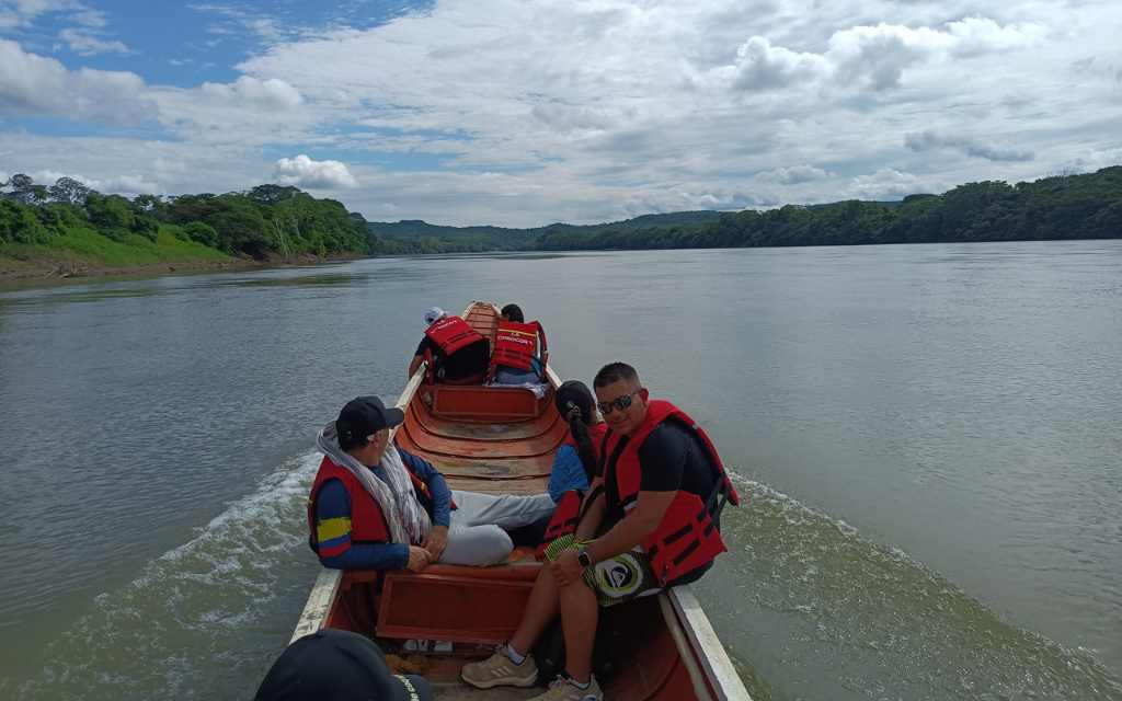 personas en un bote contemplando el paisaje