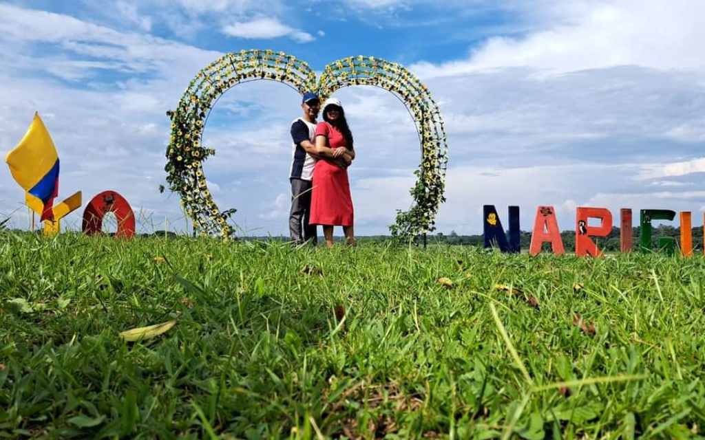 pareja debajo de corazon en el mirador narigua