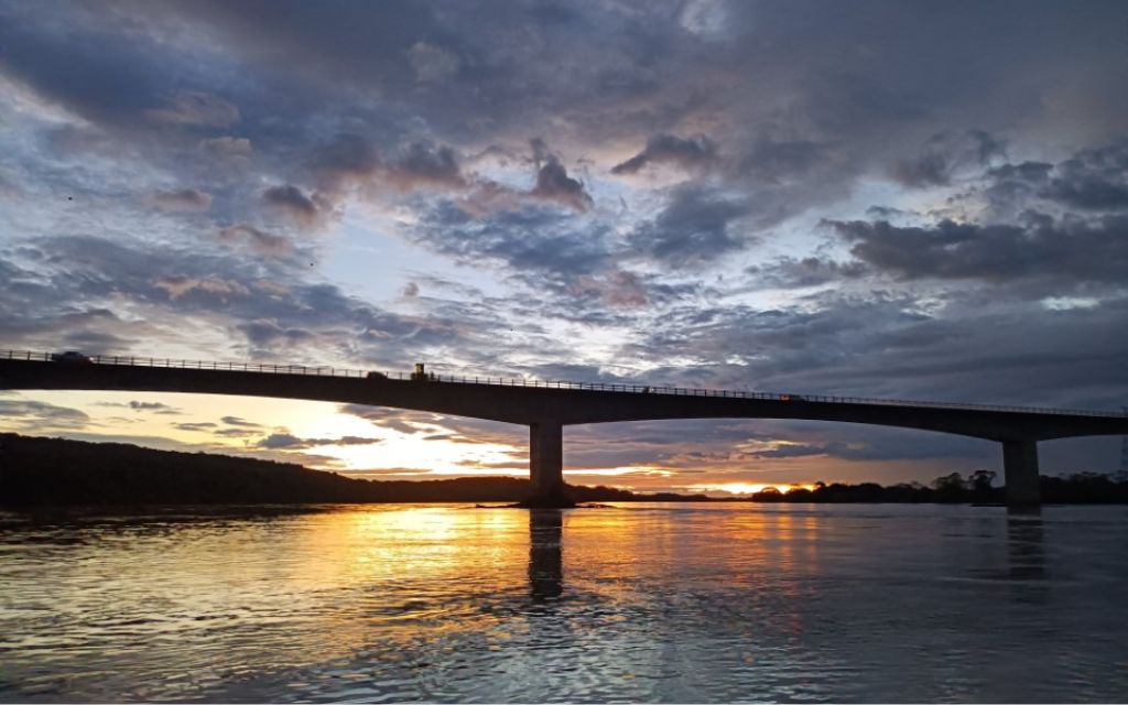 esta callendo la noche en el rio guaviare debajo del puente newen, comienza a anochecer