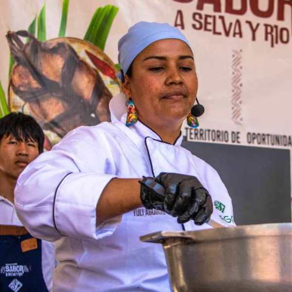 mujer experta en comida amazonica cocinando en el guaviare
