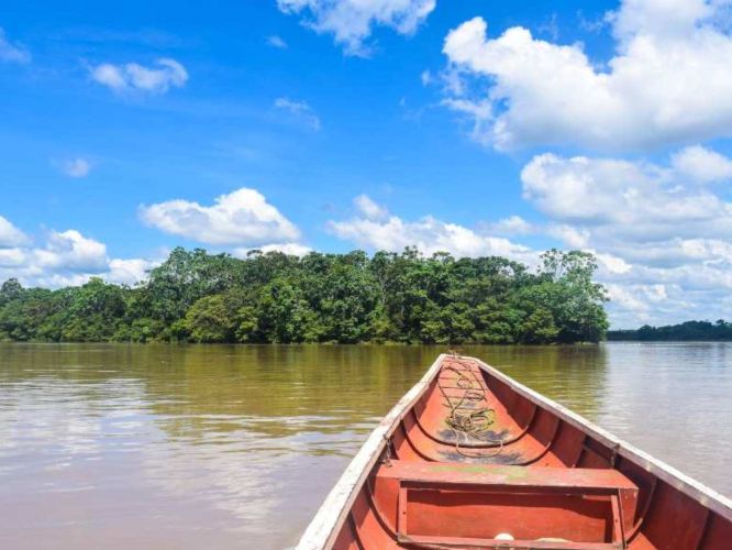 bote en el rio guaviare mirador narigua en el guaviare
